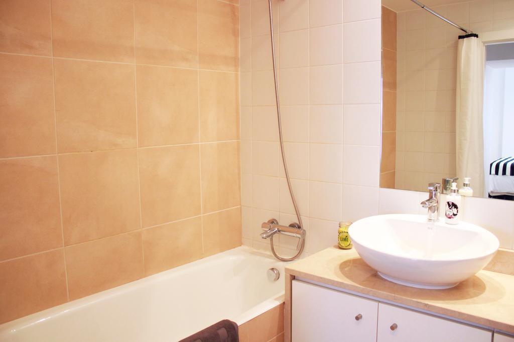 Joivy Modern 1-Bed Apt With Terrace, Moments From Sao Bento Palace Лиссабон Экстерьер фото